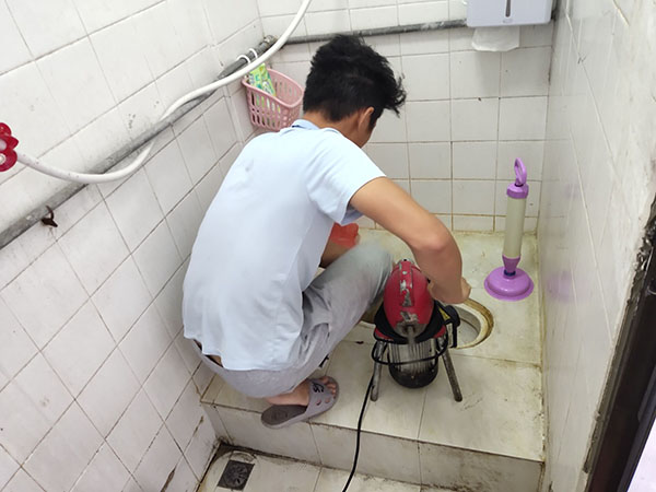 宝鸡肥皂掉到马桶里把马桶堵住了怎么办？马桶堵住了怎么办